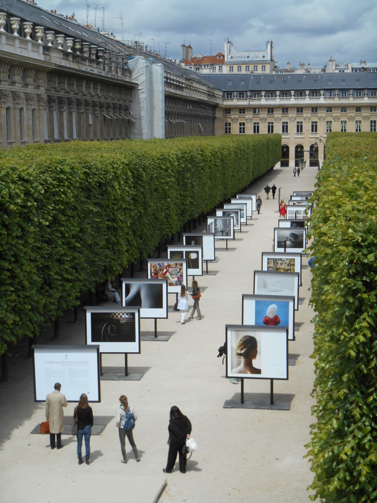 l'exposition, dans le jardin du Palais Royal